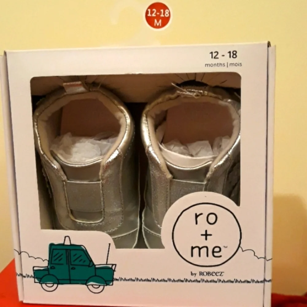 NEW ROBEEZ GIRLS SILVER WITH FLOWERS SHOE